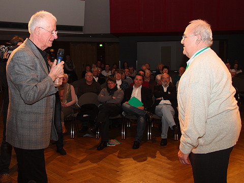 Eckhard Bussian begründet die Goldmedaille für Mafred Seifert (rechts) aus Leipzig und seinen Film „Erlebt an der Grenze – gestern und heute“. (Foto: AFG/Rainer Flöter)